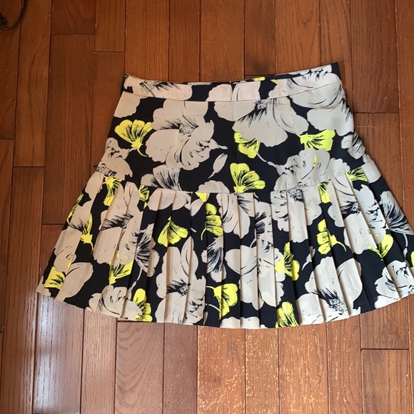 Cute Banana Republic skirt - Picture 2 of 4